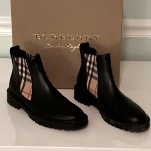 BurberryVintage Check Detail Leather Chelsea Boots in Black 7.5